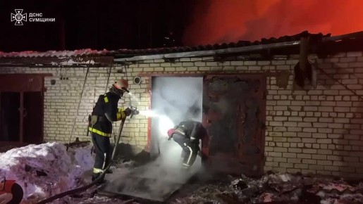 Тем временем на Украине несколько дронов ударили по транспортному предприятию неподалеку от Шостки в Сумской области: начался масштабный пожар — сообщают местные пожарные