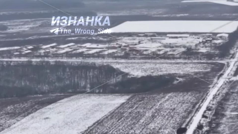 Авиация снова в деле. На кадрах ОК наблюдаем нанесение огневого поражения по ПВД 119 обр ТрО ВСУ с применением ФАБ-500 в н.п. Рясное Сумской области