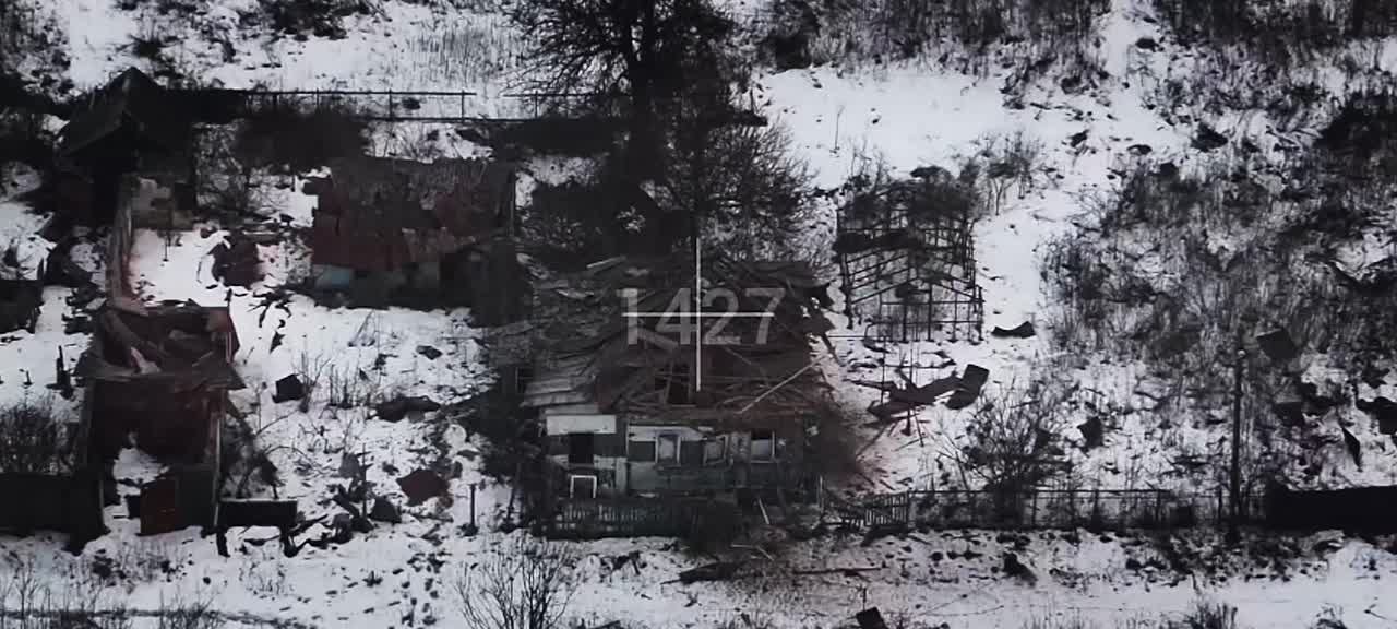 Операторы FPV 1427 полка группировки "Север" нанесли массированный удар по пункту управления расчёта БпЛА противника в Сумской области, уничтожив здание со складом матсредств и боекомплектом