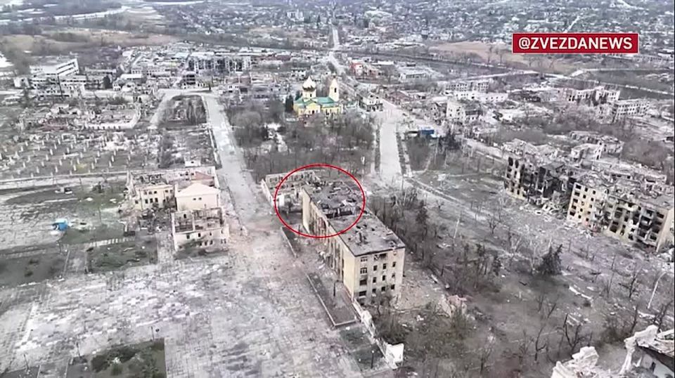 Противник пытался организовать перемогу с флаготыком с помощью дрона, пытаясь повесить флаг Украины на администрацию Купянска рядом с висящим там российским флагом