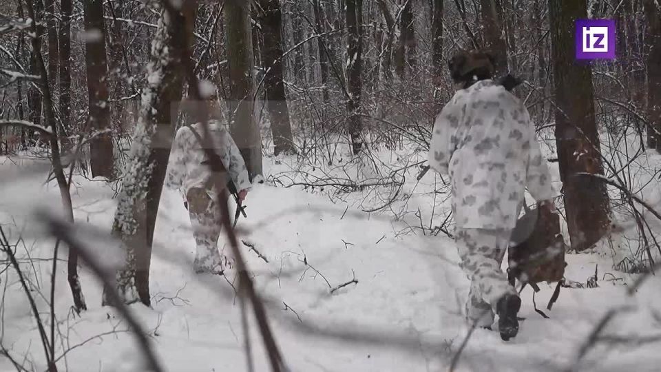 Боевики ВСУ в Сумской области активно минируют населенные пункты, в том числе дома местных жителей, пытаясь замедлить продвижение ВС РФ. Корреспондент "Известий" Татьяна Симоненкова рассказала подробности боевой работы...