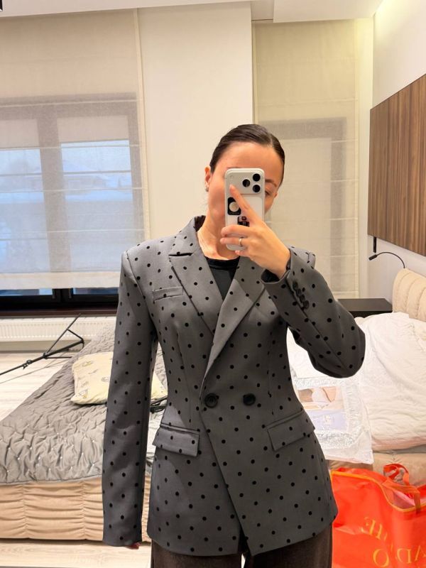 Жена Сабурова продает люксовую одежду Жена Сабурова продает люксовую одежду