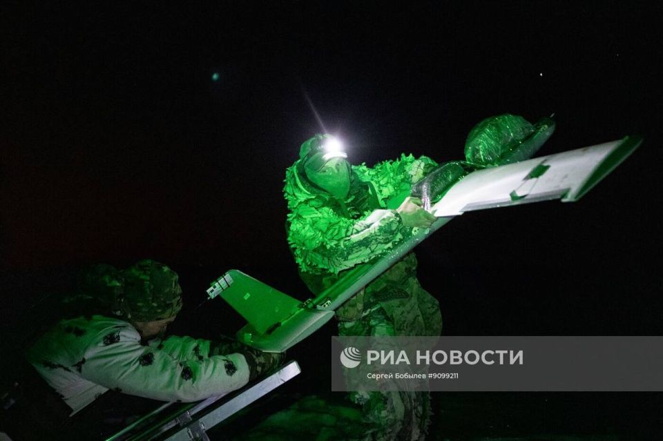 Кадры боевой работы расчёта FPV-дронов самолётного типа «Молния-2» батальонной тактической группы «Каштана» спецназа «АХМАТ» МО РФ на Сумском направлении Кадры боевой работы расчёта FPV-дронов самолётного типа «Молния-2» батальонной тактической группы «Каштана» спецназа «АХМАТ» МО РФ на Сумском направлении