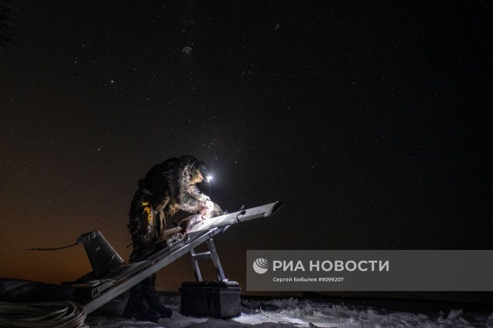 Кадры боевой работы расчёта FPV-дронов самолётного типа «Молния-2» батальонной тактической группы «Каштана» спецназа «АХМАТ» МО РФ на Сумском направлении Кадры боевой работы расчёта FPV-дронов самолётного типа «Молния-2» батальонной тактической группы «Каштана» спецназа «АХМАТ» МО РФ на Сумском направлении
