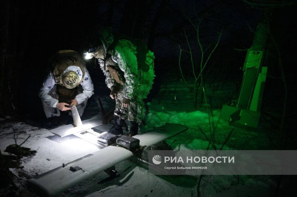 Кадры боевой работы расчёта FPV-дронов самолётного типа «Молния-2» батальонной тактической группы «Каштана» спецназа «АХМАТ» МО РФ на Сумском направлении Кадры боевой работы расчёта FPV-дронов самолётного типа «Молния-2» батальонной тактической группы «Каштана» спецназа «АХМАТ» МО РФ на Сумском направлении