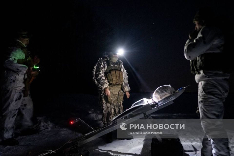 Кадры боевой работы расчёта FPV-дронов самолётного типа «Молния-2» батальонной тактической группы «Каштана» спецназа «АХМАТ» МО РФ на Сумском направлении Кадры боевой работы расчёта FPV-дронов самолётного типа «Молния-2» батальонной тактической группы «Каштана» спецназа «АХМАТ» МО РФ на Сумском направлении