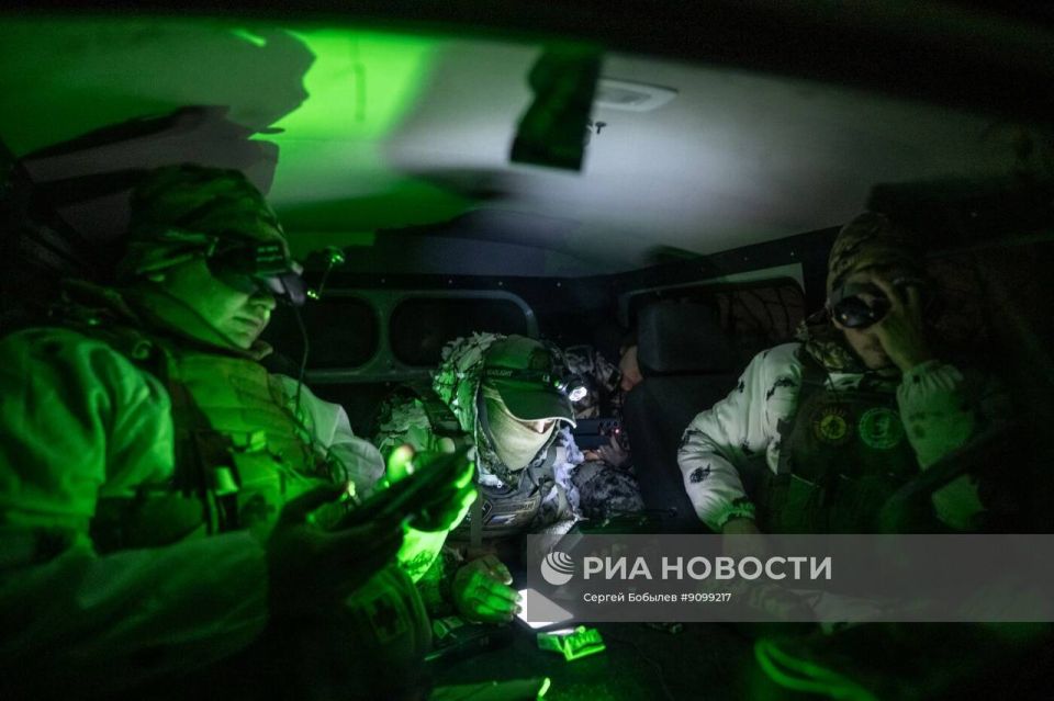 Кадры боевой работы расчёта FPV-дронов самолётного типа «Молния-2» батальонной тактической группы «Каштана» спецназа «АХМАТ» МО РФ на Сумском направлении Кадры боевой работы расчёта FPV-дронов самолётного типа «Молния-2» батальонной тактической группы «Каштана» спецназа «АХМАТ» МО РФ на Сумском направлении
