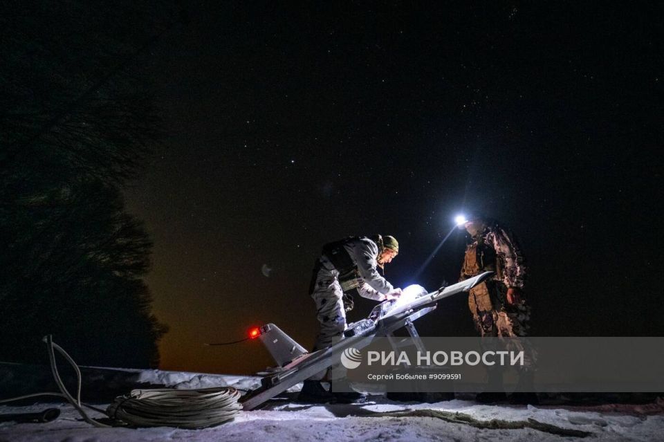 Кадры боевой работы расчёта FPV-дронов самолётного типа «Молния-2» батальонной тактической группы «Каштана» спецназа «АХМАТ» МО РФ на Сумском направлении Кадры боевой работы расчёта FPV-дронов самолётного типа «Молния-2» батальонной тактической группы «Каштана» спецназа «АХМАТ» МО РФ на Сумском направлении