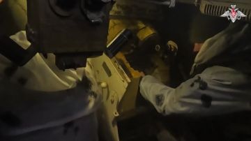 Минобороны России: Парни из 34-й гвардейской мотострелковой бригады (горной) работают четко: разведка выявила перемещения противника, передала координаты, а самоходки тут же нанесли удары по укрепленным позициям, пункту...