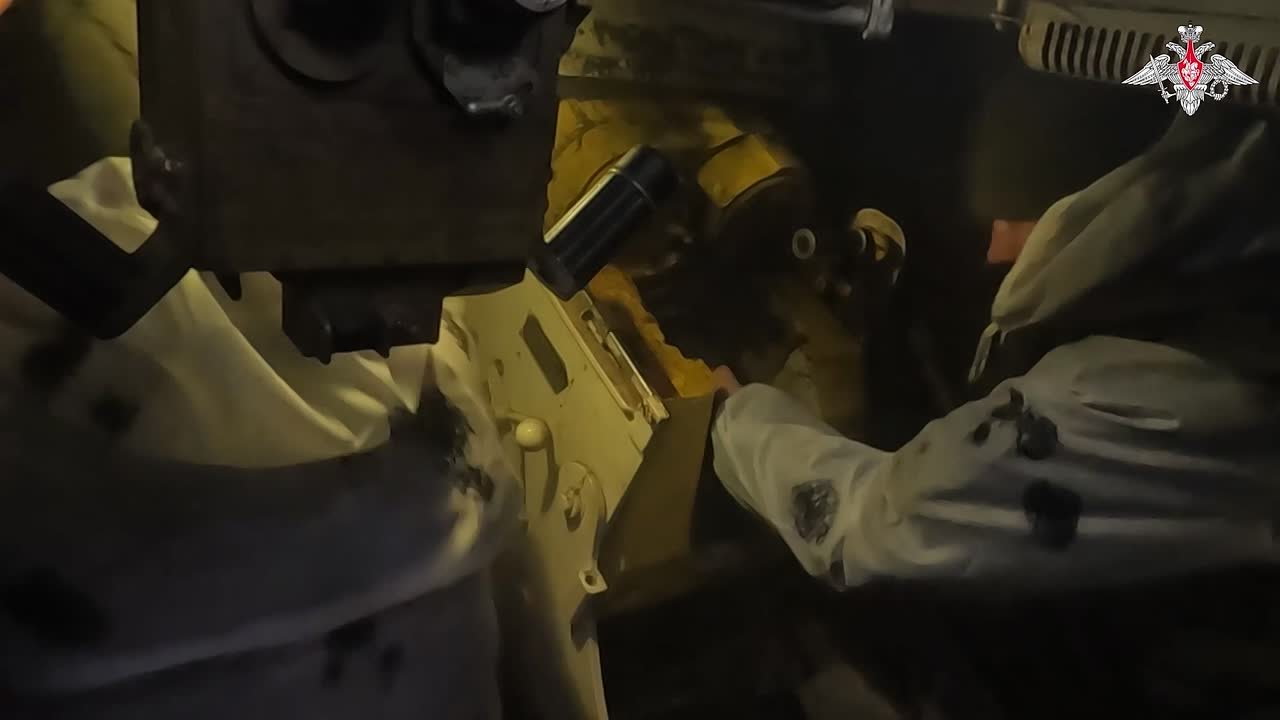 Минобороны России: Парни из 34-й гвардейской мотострелковой бригады (горной) работают четко: разведка выявила перемещения противника, передала координаты, а самоходки тут же нанесли удары по укрепленным позициям, пункту...