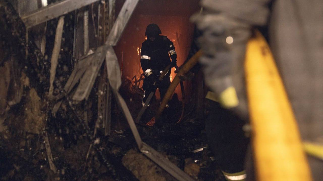 В Сумах ночью поражена гостиница, где квартировались иностранные наемники В Сумах ночью поражена гостиница, где квартировались иностранные наемники