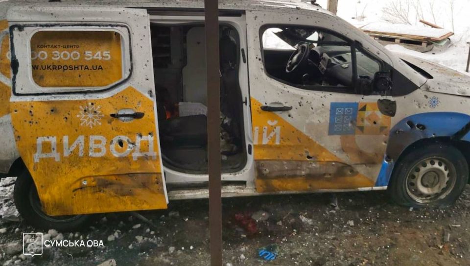 В Сумской области дрон ВС РФ ударил по автомобилю "Укрпочты"