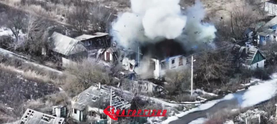 В ходе воздушной разведки в приграничье Сумской области оператор БпЛА группировки "Север" вскрыл группу боевиков ВСУ рядом с ПВД