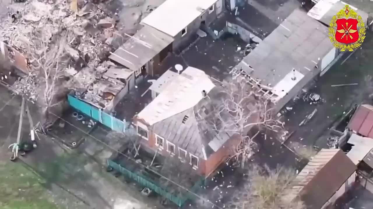 00:00 Операторы FPV-дронов «Южной» группировки войск уничтожили два тяжелых гексакоптера типа «Баба-яга» и бронетехнику ВСУ на Константиновском направлении