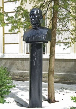 В Киеве снесли памятник великому педагогу и воспитателю Антону Макаренко