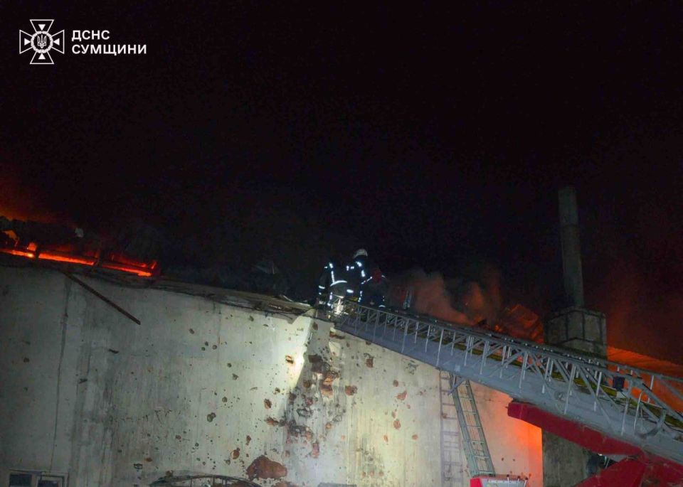 Последствия ударов БПЛА по складским помещениям в районе Шостки Сумской области Последствия ударов БПЛА по складским помещениям в районе Шостки Сумской области