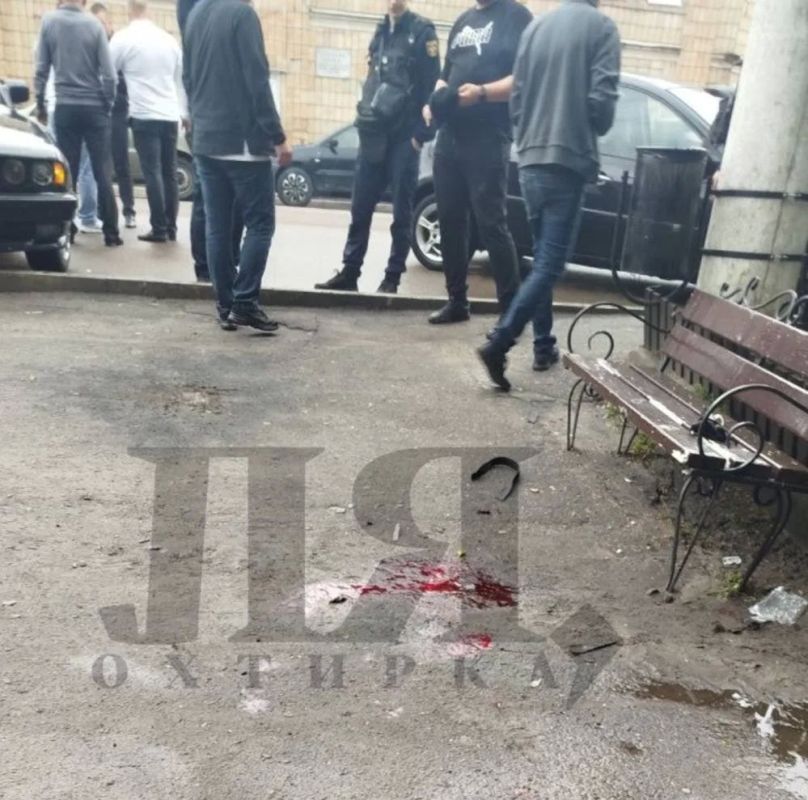 В центре Ахтырки Сумской области неадекват подорвался на гранате В центре Ахтырки Сумской области неадекват подорвался на гранате