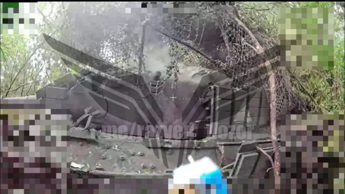 Систематическое затыкивание FPV-дронами танка Leopard 1A5DK с ДЗ "Контакт-1" ВСУ, припрятанного противником в посадке недалеко от села Кровное Сумской области Систематическое затыкивание FPV-дронами танка Leopard 1A5DK с ДЗ "Контакт-1" ВСУ, припрятанного противником в посадке недалеко от села Кровное Сумской области