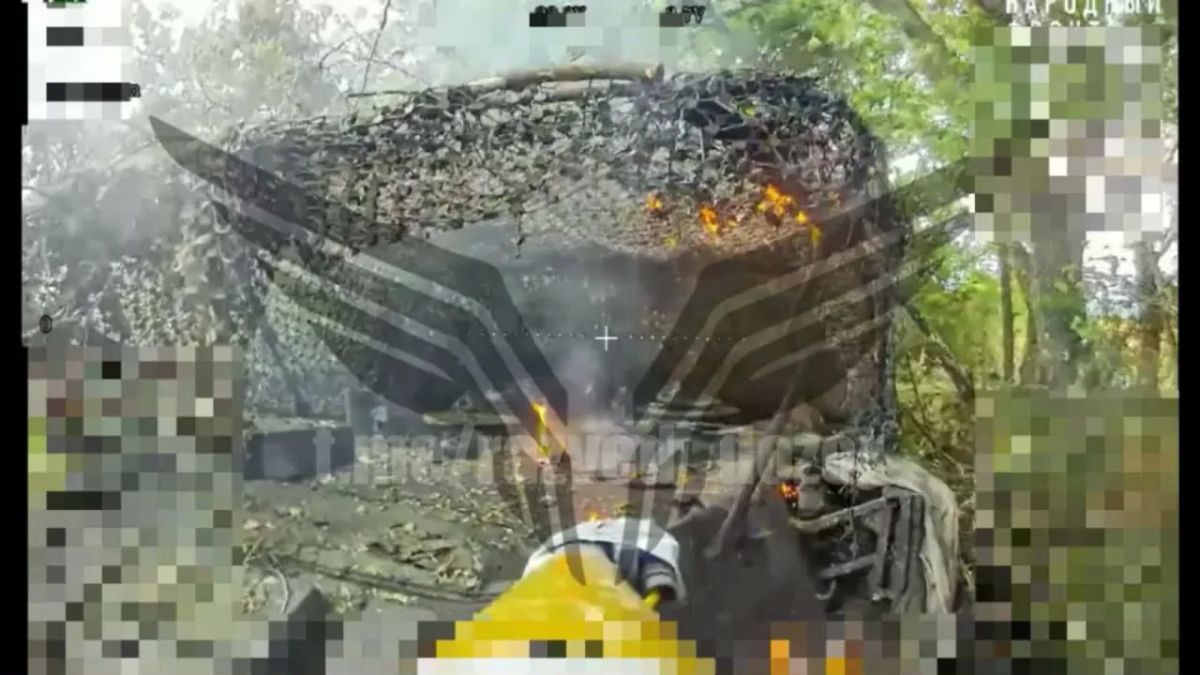 Систематическое затыкивание FPV-дронами танка Leopard 1A5DK с ДЗ "Контакт-1" ВСУ, припрятанного противником в посадке недалеко от села Кровное Сумской области Систематическое затыкивание FPV-дронами танка Leopard 1A5DK с ДЗ "Контакт-1" ВСУ, припрятанного противником в посадке недалеко от села Кровное Сумской области