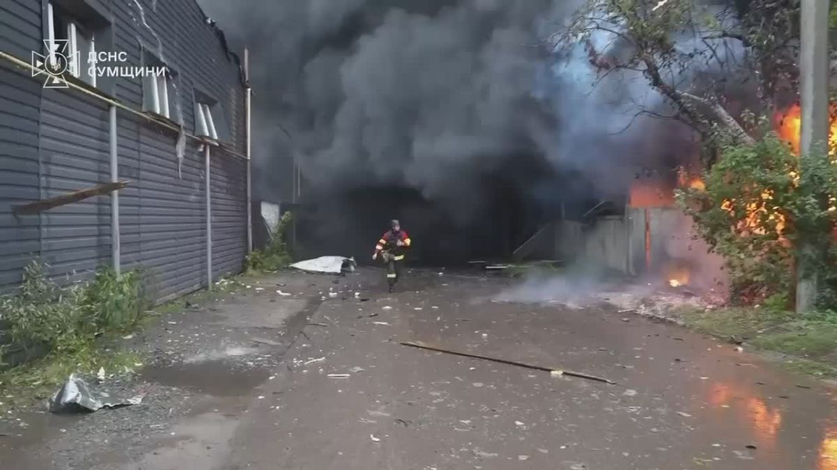 Пожар после очередного прилета в Сумах