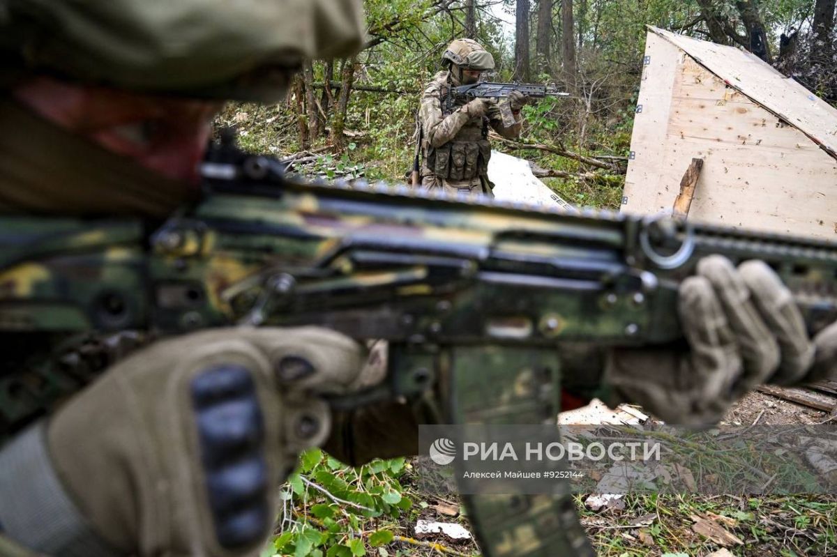 Боевое слаживание бойцов 83-й отдельной десантно-штурмовой бригады ВДВ группы войск "Север" Боевое слаживание бойцов 83-й отдельной десантно-штурмовой бригады ВДВ группы войск "Север"