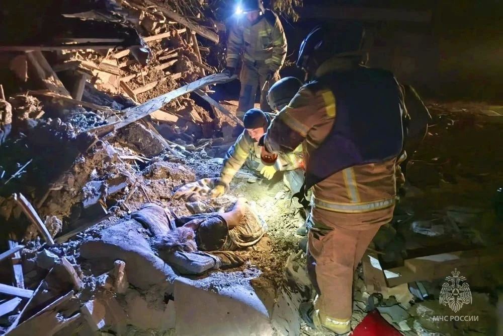 В Макеевке в ДНР сотрудники МЧС спасли мужчину из-под завалов